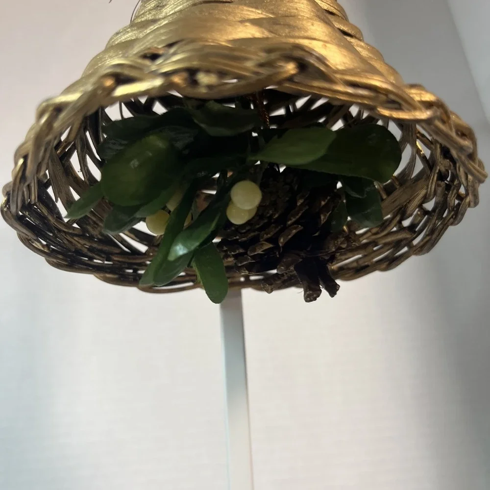 Vintage Avon Holiday Greetings Hanging Wicker Bell Classic Rustic Decor in Box‎